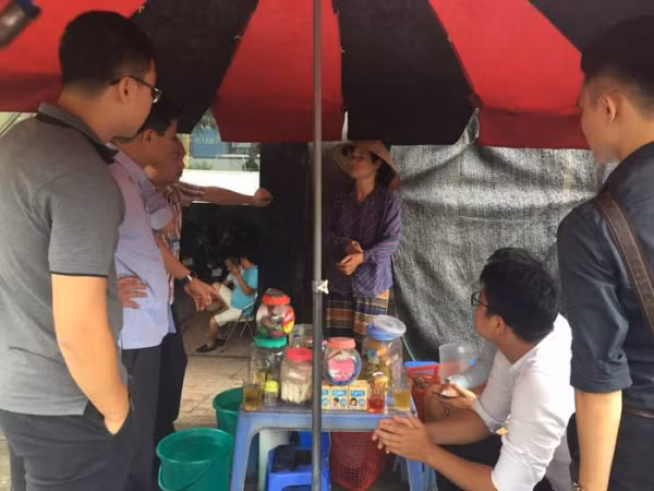 Nóng trên mạng: Vụ dàn dựng clip pha trà bằng nước rửa chân - "Sai một ly, đi… vạn dặm"