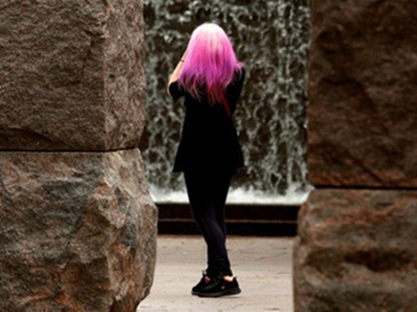 Nữ sinh bị đuổi học vì nhuộm tóc hồng