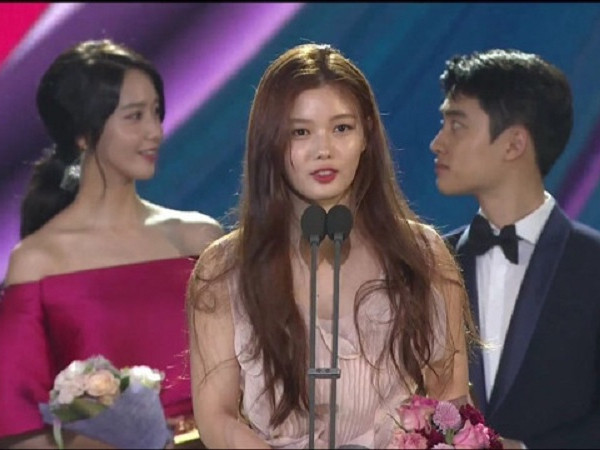 Còn ai dễ thương hơn idol K-Pop, tìm đủ cách né máy quay để người khác tỏa sáng