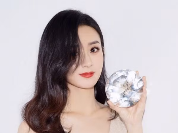Cứ tưởng Triệu Lệ Dĩnh xõa tóc che mắt cho bí ẩn, ai ngờ lý do chính là…