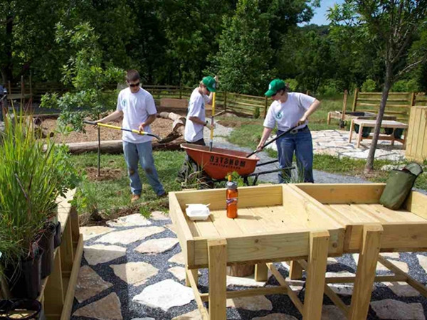 Các bạn học sinh “ghi điểm” Thể dục bằng cách giúp đỡ người già và người khuyết tật