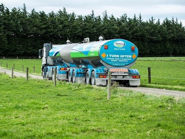 Công ty sữa đổi giờ làm việc của cả vùng, chỉ để một người đi ngủ đúng giờ!