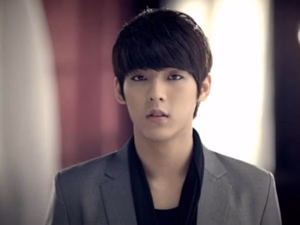 CUBE phản hồi trước tranh cãi "nhắn tin cho bạn gái cũ" của Minhyuk (BTOB)