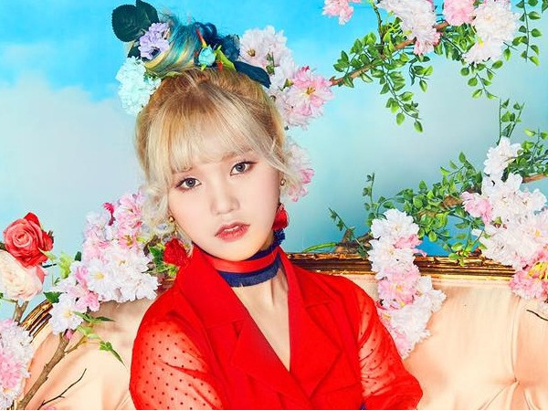 Nữ idol này được khen ngợi hết lời nhờ một cú ngã bất ngờ trên sân khấu