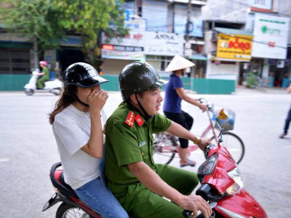 Ngày thi thứ 2, một thí sinh nữ ngủ quên được các chiến sĩ công an "hộ tống" đến điểm thi