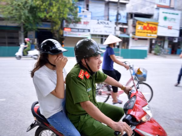 Ngày thi thứ 2, một thí sinh nữ ngủ quên được các chiến sĩ công an "hộ tống" đến điểm thi