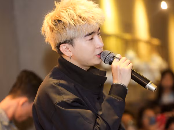 Chi Dân bị bao vây bởi hàng trăm fan tại fan meeting, lần đầu trình diễn ca khúc mới nhất 