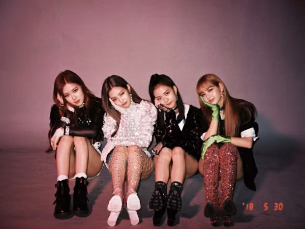 Ai cũng ngạc nhiên khi biết thân thế thật sự của quản lý nhóm Black Pink
