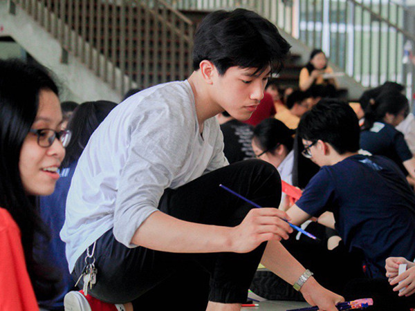 “Hot boy cầm bảng” trường Ams trổ tài vẽ tranh trong ngày hội thầy trò