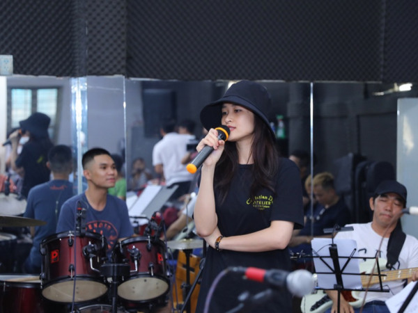 Thái Vũ, Phùng Khánh Linh luyện tập các tiết mục trước lễ trao giải Âm nhạc Cống hiến 