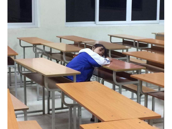 Chân lí “đừng ngủ khi lũ bạn còn thức” quả là không sai vào đâu với cô bạn này