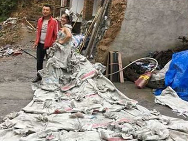 Váy cưới "độc nhất vô nhị" làm từ vỏ bao xi măng, ai nhìn cũng khen vì sáng tạo