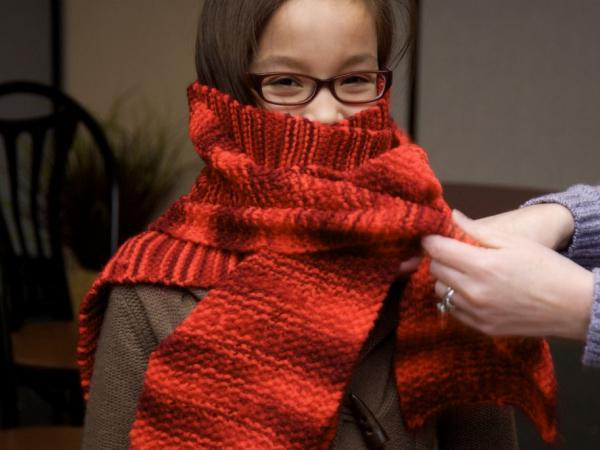 Những mốc thời gian hạnh phúc: Chiếc khăn len đỏ