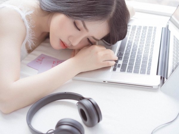 Phùng Khánh Linh xoa dịu những trái tim yêu xa với “Trên Ô Cửa Máy Bay”