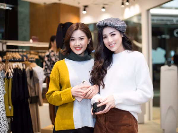 Á hậu Tú Anh trổ tài stylist phối đồ phong cách cho diễn viên Lương Thanh