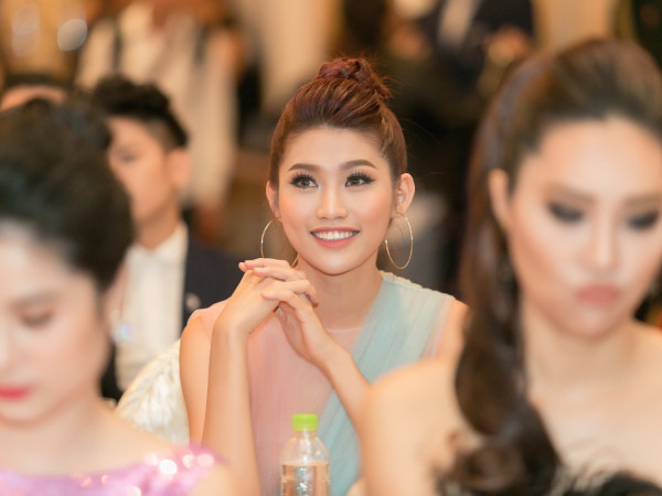 Quỳnh Châu xuất hiện như một nàng công chúa khi diện đầm voan paste nền nã, nữ tính