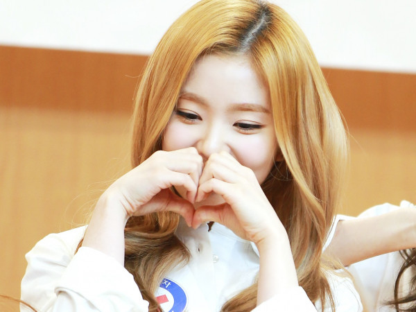 Cả K-Pop tíu tít bắn tim, chỉ có Irene (Red Velvet) chọn thả tim theo kiểu cũ