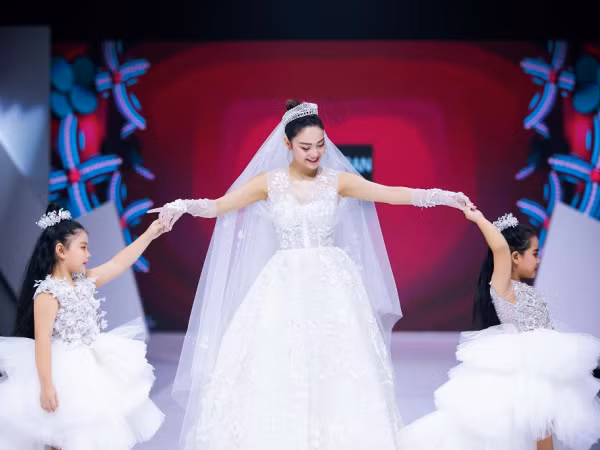 Minh Hằng, Tiểu Vy hoá thân thành công chúa diễn cùng mẫu nhí