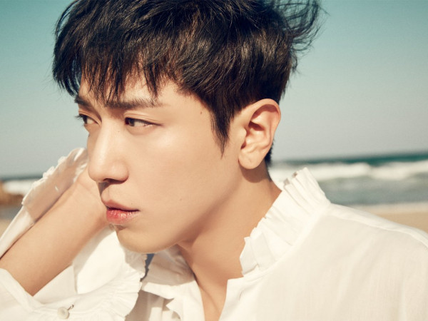 Jung Yonghwa (CN Blue) gặp thêm rắc rối khi bị nghi ngờ gian lận cao học để hoãn nhập ngũ