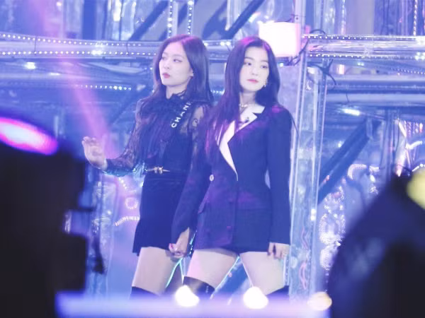 Chỉ bày tỏ tình thương mến thương với nhau thôi, Jennie và Irene cũng hứng gạch đá