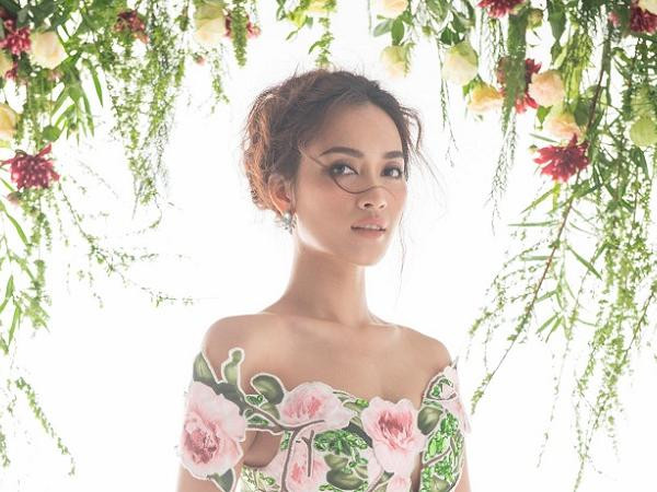 Ái Phương khoe vẻ đẹp mỏng manh bên hoa trước thềm năm mới
