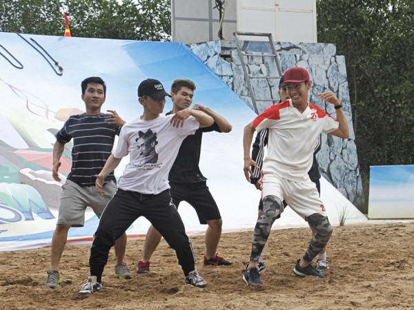 Hòa Minzy thử thách thể lực của Quang Đăng bằng loạt trò chơi vận động cực khó