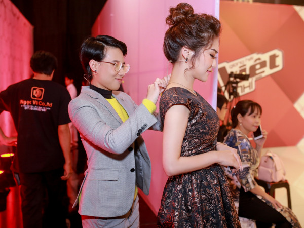 Giọng hát Việt nhí: Hương Tràm cực xinh xắn trong ngày ghi hình đầu tiên cùng Tiên Cookie 