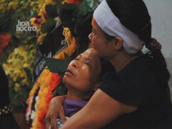 Vụ nạn nhân bị thanh sắt rơi trúng: Cô bé 6 tuổi vẫn ngơ ngác chờ mẹ về