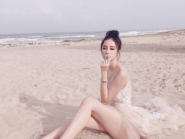 Sau khi hướng dẫn cách tập gym "gây bão", Angela Phương Trinh tiết lộ bí quyết làm sạch da ngày hè