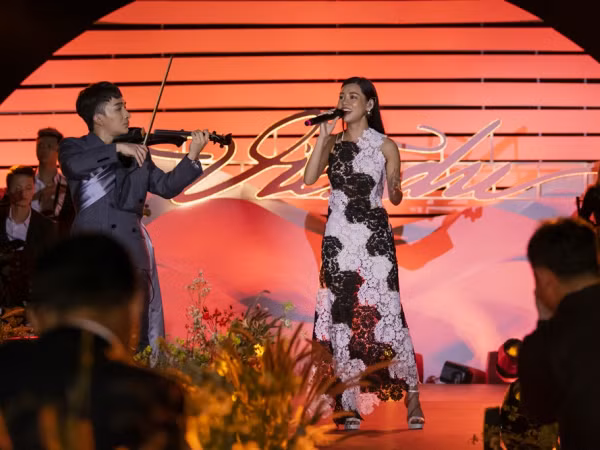 Dàn nghệ sĩ V-Pop xuất hiện lộng lẫy trong concert đầu tiên trên du thuyền của Hoàng Rob