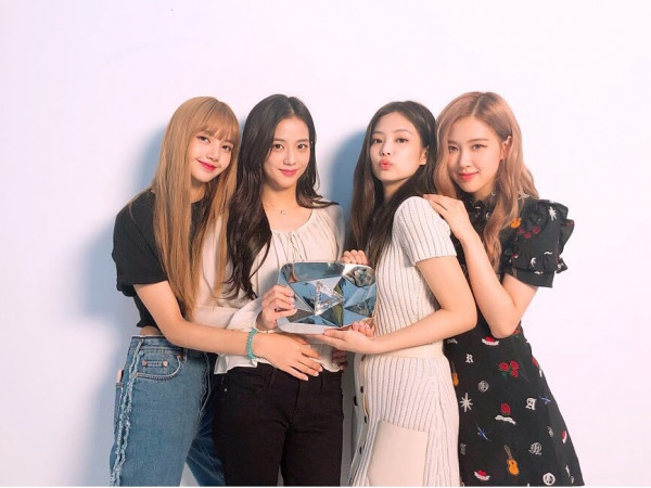 Bạn sẽ giật mình khi biết Black Pink cá kiếm siêu thế này chỉ từ Youtube