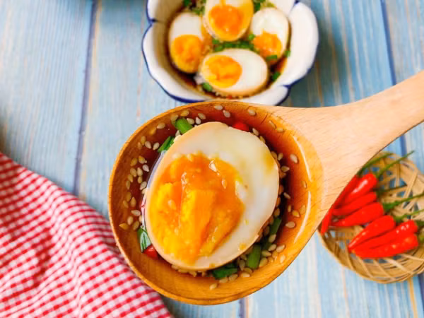 Trứng gà ngâm nước tương đưa cơm ngày trời chuyển lạnh