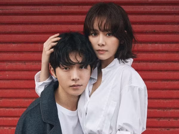 Chiều cao quá "khủng", Nam Joo Hyuk phải vất vả lắm mới ôm được bạn diễn