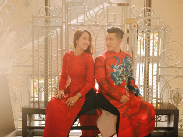 Ưng Hoàng Phúc và vợ siêu mẫu đẹp đôi trong áo dài Tết