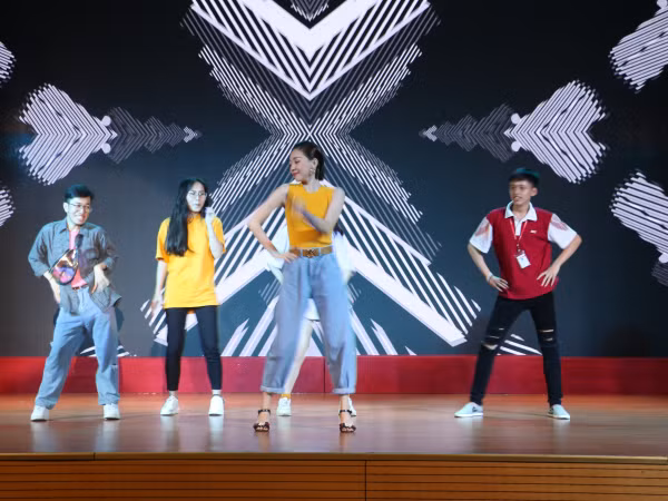 Tóc Tiên cùng dàn siêu trí tuệ Việt Nam giao lưu cùng các bạn sinh viên