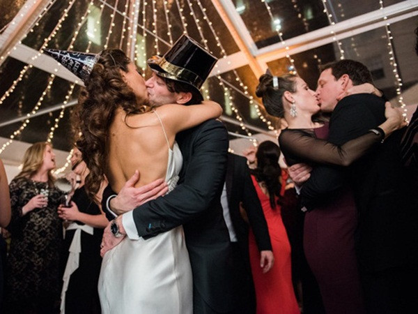 Tại sao người ta lại sao nhau nụ hôn vào khoảnh khắc giao thừa?