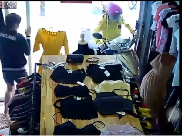 Clip gây sốt: "Ninja xe ga" lao lên vỉa hè, đâm nát cửa kính vỡ tan tành