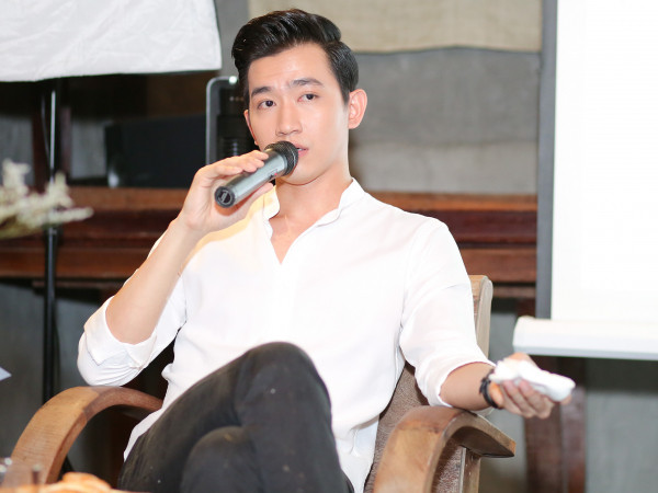 Võ Cảnh bật khóc, lần đầu tiết lộ chuyện ba mất lúc học lớp 10 tại buổi giao lưu cùng fan