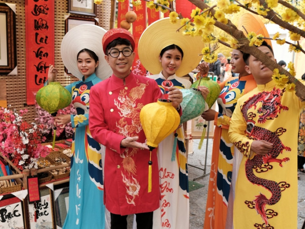 Long Nhật khiến nhiều bạn trẻ thích thú khi xuất hiện với trang phục áo dài ở phố ông đồ