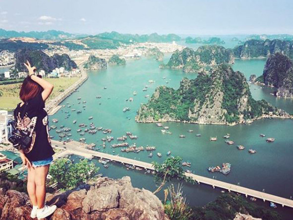 Check-in ngọn núi “sống ảo” ngắm trọn Hạ Long từ trên cao