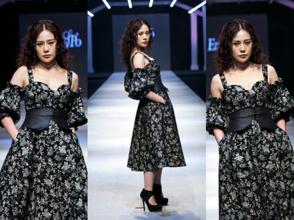 Phương Oanh - "Quỳnh búp bê" gây ấn tượng với khuôn mặt sau PTTM mở màn show diễn thời trang