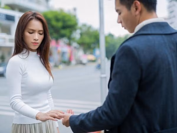 Ái Phương khóc cạn nước mắt sau khi trả nhẫn cho Hồ Vĩnh Khoa