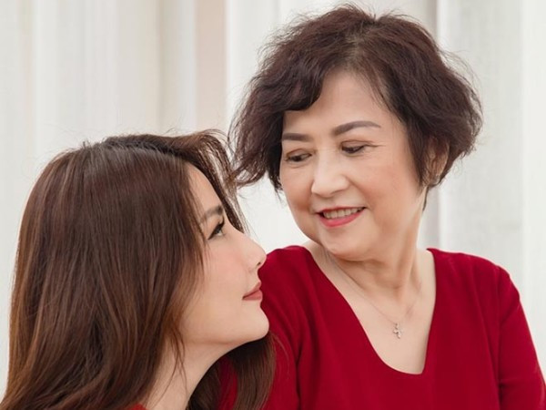 Diễn viên Diễm My 9x đau xót báo tin mẹ ruột qua đời ở tuổi 58