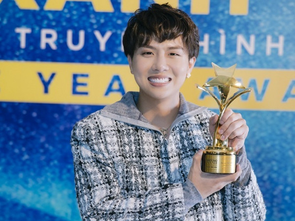 "Bà Năm Bống" Duy Khánh xúc động khi nhận giải thưởng đầu tiên trong sự nghiệp