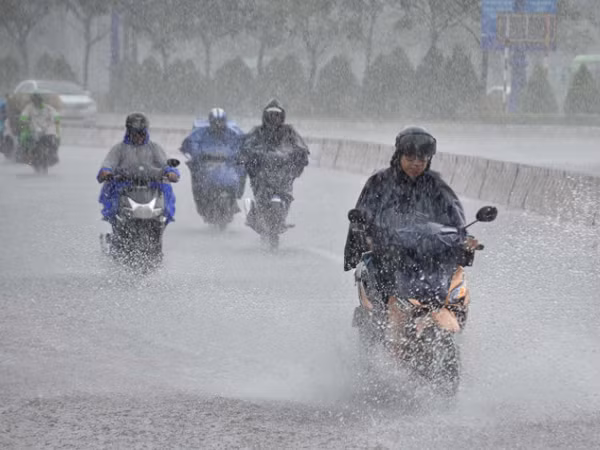 Những ngày khô ráo kết thúc, teen đi học nhớ mang theo áo mưa
