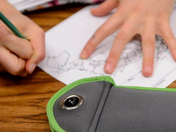 Nhiều trường Mỹ thí điểm khóa điện thoại học sinh trong giờ toán