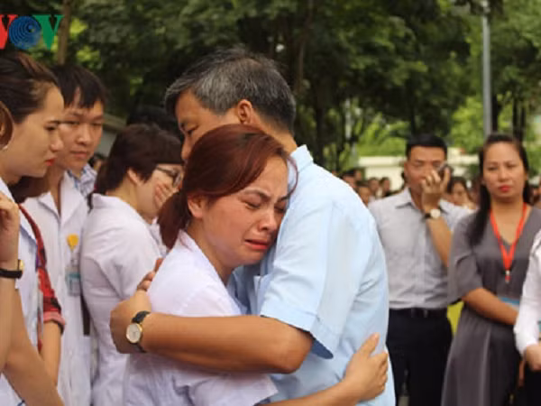 Tại sao Viện trưởng Viện huyết học lại được nhiều người xúc động rơi nước mắt khi ông nghỉ hưu?