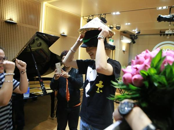 Yesung (Super Junior) thích thú khi tự tay nhận quà từ fan Việt