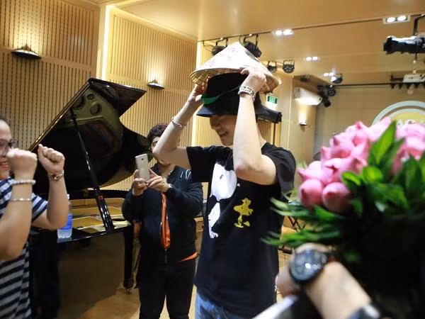 Yesung (Super Junior) thích thú khi tự tay nhận quà từ fan Việt