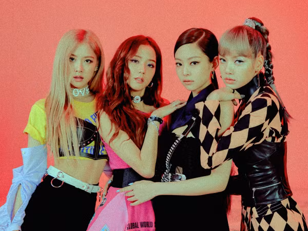 YG lại khiến fan bực bội vì loạt sản phẩm ăn theo BLACKPINK "vừa sến vừa xấu"